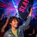 Festival-Fächer „SLAY“ in Schwarz/Pink – CSD & Rave Accessoire – Ansicht 2