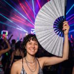 Festival-Fächer Silber Glitzer – funkelndes Rave & CSD Accessoire – Ansicht 2