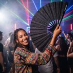 Festival-Fächer Schwarz Glitzer – elegantes Rave & CSD Accessoire – Ansicht 2