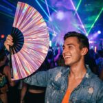 Festival-Fächer Holografisch Rosa – irisierendes Pride Accessoire – Ansicht 2