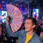Festival-Fächer Holografisch Rosa – irisierendes Pride Accessoire – Ansicht 4