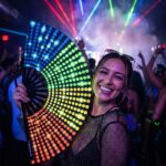 Festival-Fächer Schwarz mit Regenbogen-Punkten – Rave & CSD – Ansicht 2