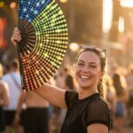 Festival-Fächer Schwarz mit Regenbogen-Punkten – Rave & CSD – Ansicht 3
