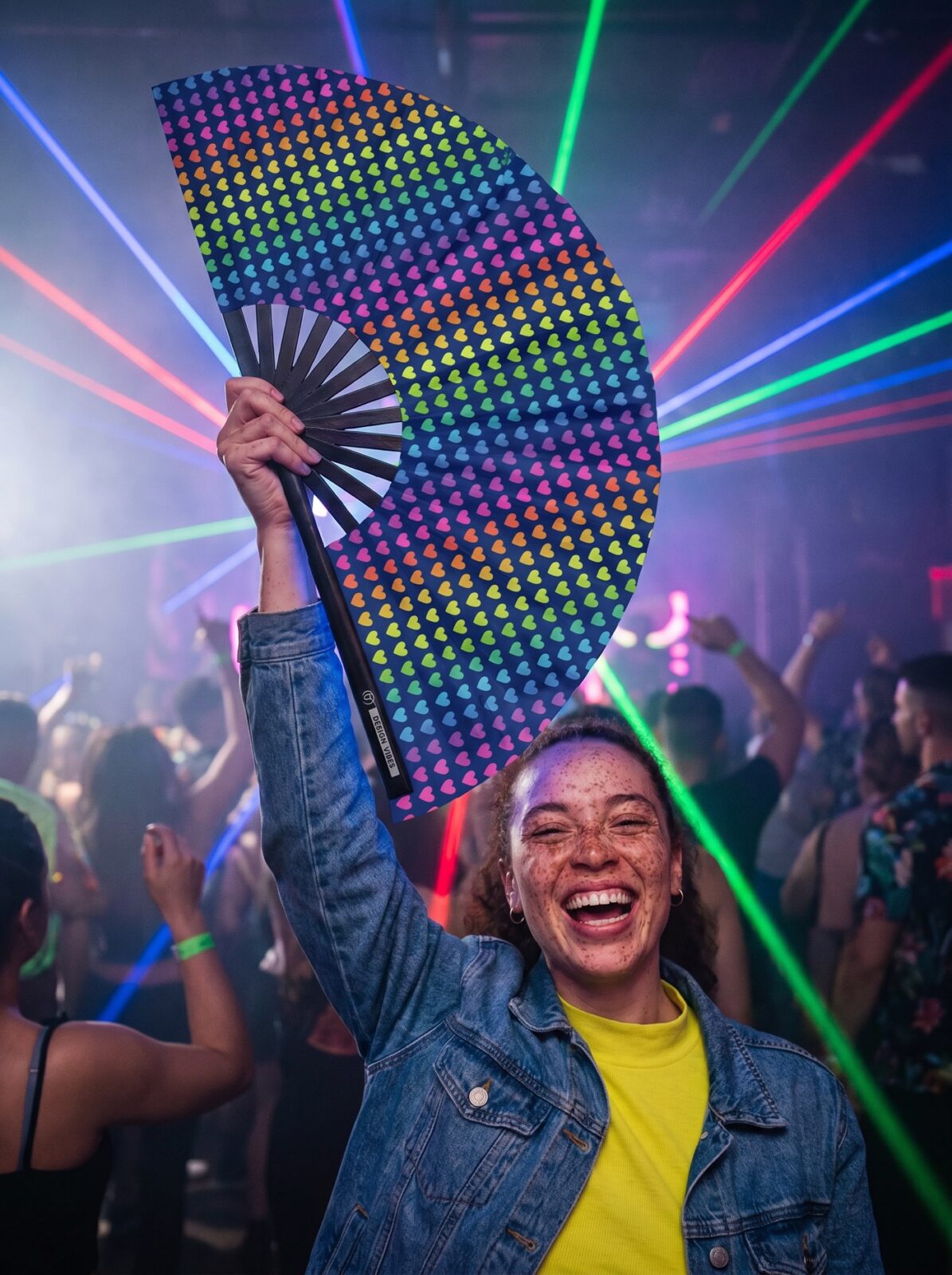 Festival-Fächer Dunkelblau mit Regenbogen-Herzen – CSD & Pride – Ansicht 2