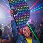 Festival-Fächer Dunkelblau mit Regenbogen-Herzen – CSD & Pride – Ansicht 2