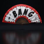Festival-Fächer „BANG“ Comic in Rot-Weiß – Rave & Party Accessoire – Ansicht 1