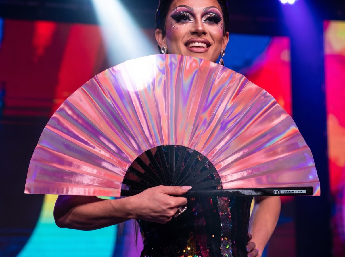 Festival-Fächer Holografisch Rosa, irisierendes Pride Accessoire – Ansicht 5