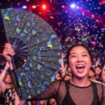 Festival-Fächer Mond & Schmetterlinge Regenbogen auf Schwarz für Festival & Boho – Ansicht 4