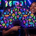 Festival-Fächer Neon-Pilze Airbrush Schwarz für Goa & Psytrance – Ansicht 2