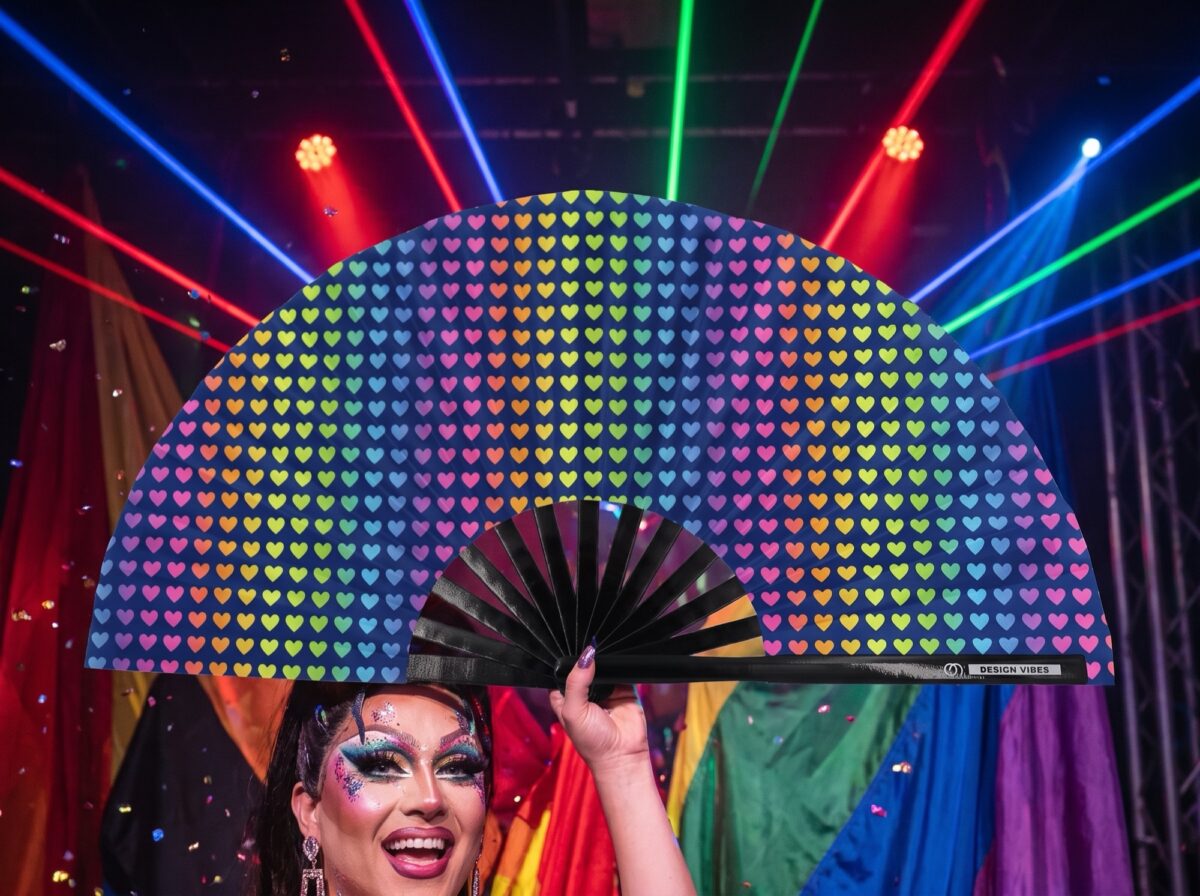 Festival-Fächer Dunkelblau mit Regenbogen-Herzen, CSD & Pride – Ansicht 5